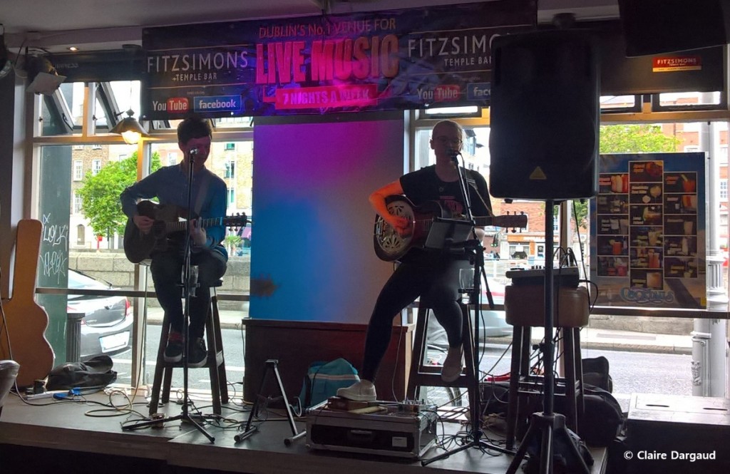 Musiciens jouant au Fitzsimons, un pub au décor épuré dans Temple Bar Crédit photo : Claire Dargaud